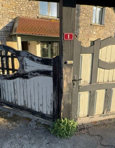 Avant rénovation : Portail en bois dégradé avec peinture écaillée, nécessitant une restauration