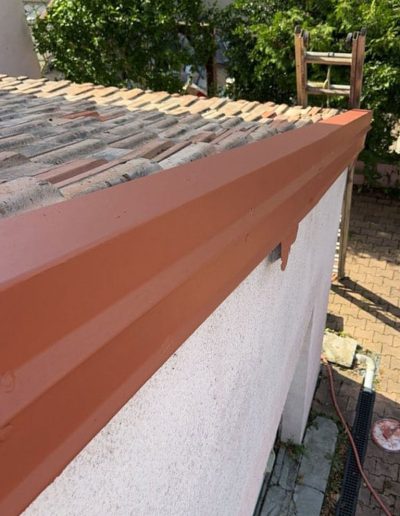 Réalisation SNMultiservices : Gouttières en zinc installées sur une maison à Besançon