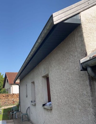 Réalisation SNMultiservices : Détail de la zinguerie sur une toiture rénovée