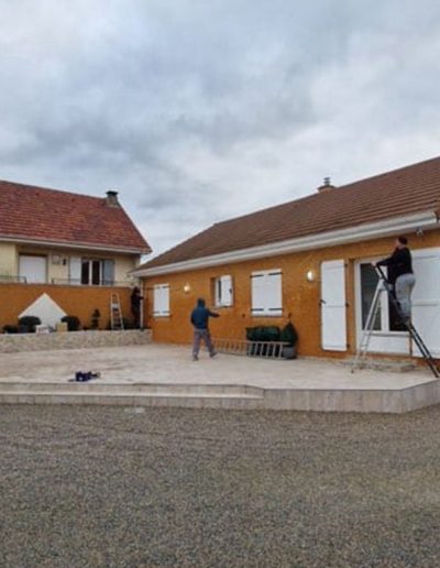 Rénovation de façade et boiseries extérieures : Préparation des travaux avec materiel et artisans à Besançon