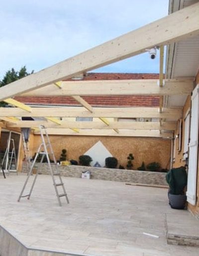 Structure en bois d'une terrasse en cours de rénovation par SNMultiservices à Besançon