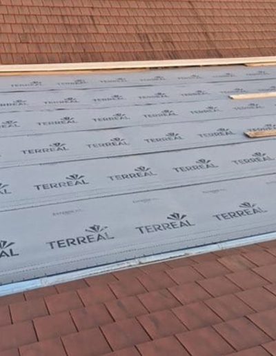 Travaux de toiture en cours : Installation d'une sous-couche Terreal pour une couverture PVC à Besançon