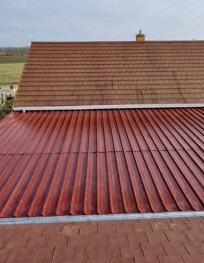 Résultat final : Toiture en PVC rouge installée par SNMultiservices à Besançon, offrant une finition durable et esthétique