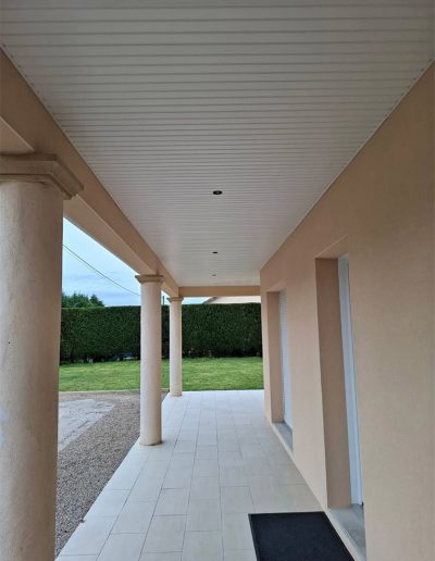 Résultat final après rénovation : Plafond extérieur en PVC blanc avec éclairages encastrés, réalisé par SNMultiservices