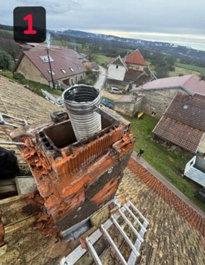 Cheminée avant rénovation avec des briques abîmées sur un toit ancien à Besançon