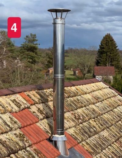 Résultat final des travaux : cheminée rénovée avec conduit en acier inoxydable sur un toit restauré à Besançon